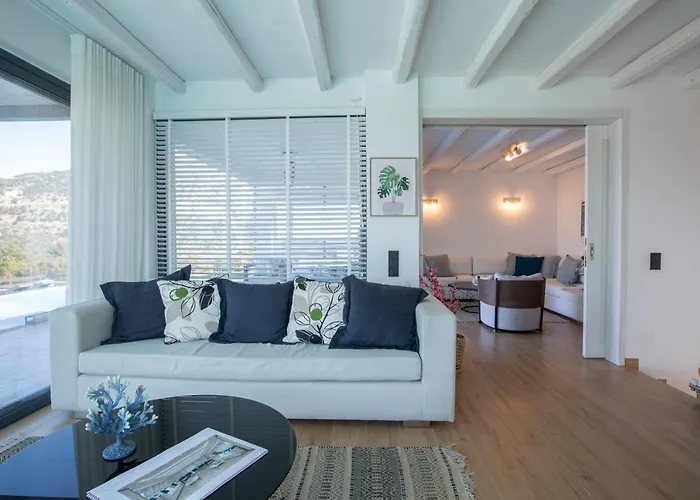 Eliandreia Luxury Villa